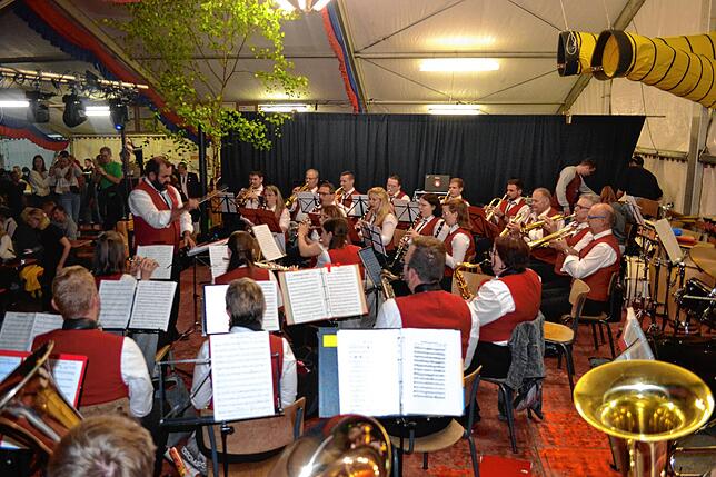 Zum Schluss des Wettbewerbs spielte die Musikkapelle aus Rohrdorf. Sie hatte am Ende die Nase vorn und erhielt neben dem 1. Preis den ...