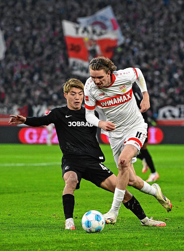 Stuttgarts Nick Woltemade (r) in Aktion mit Freiburgs Ritsu Doan bei dem Spiel am 18.01.2025.