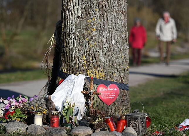 Ein Papierherz mit der Aufschrift "Liebe Maria, wir werden dich niemals vergessen" hängt in der Nähe des Tatorts am Fluß Dreisam an ...