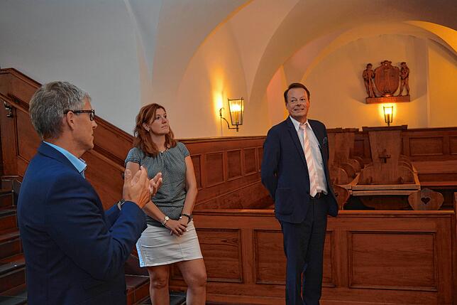 Bürgermeister Robert Scherer (links) stellt Regierungspräsident Klaus Tappeser (rechts) die Sanierung des Meersburger Ratskellers vor. ...
