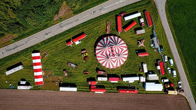 Noch bis zum 19. September gastiert Circus Weisheit in Villingen &ndash; hier ein Blick senkrecht von oben auf das Gelände zwischen ...