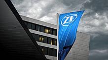 Eine Fahne mit dem ZF-Logo vor der Zentrale in Friedrichshafen: Der Konzern sucht Auswege aus der Multi-Krise.