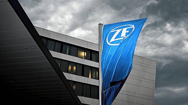 Eine Fahne mit dem ZF-Logo vor der Zentrale in Friedrichshafen: Der Konzern sucht Auswege aus der Multi-Krise.