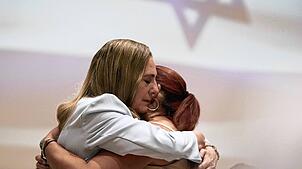 Israels First Lady Michal Herzog (l) umarmt die befreite Geisel Ilana Gritzewsky