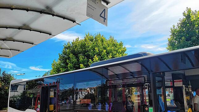 Ein Stadtbus der Linie 4 am Hauptbahnhof: Nach Diskussionen in der Vergangenheit gibt es nun abermals Sorge über dessen Taktung im neuen ...