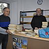 Wolfgang Ehrl (rechts) und Thomas Eichin sortieren und verräumen Bücher im Büchertausch an der Nollinger Straße.