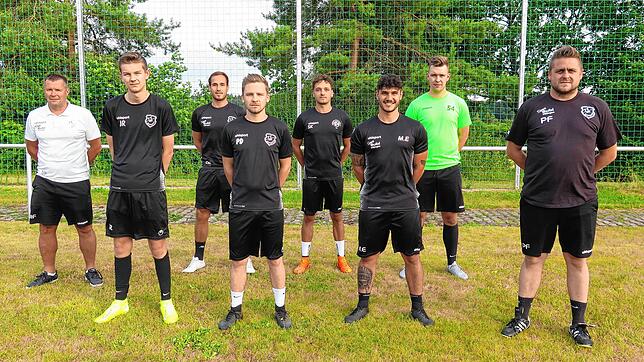 Die Neuzugänge des FV Marbach (von links): Michael Fischer (Spielausschuss), Simon Schugart, Patrick Epple, Philipp Daneliuc, Sebastian ...