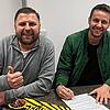 Neuzugang Fabian Wilhelmsen (rechts) mit Ervin Helac, 1. Vorsitzender des Sportausschusses beim TSV Singen.