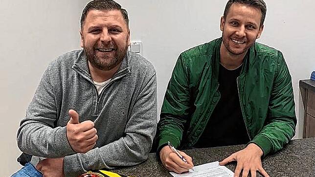 Neuzugang Fabian Wilhelmsen (rechts) mit Ervin Helac, 1. Vorsitzender des Sportausschusses beim TSV Singen.