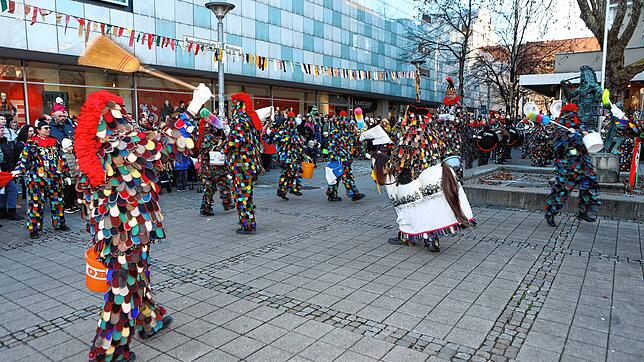 Bild 18: Konstanzer Fasnacht: Blätzlebuebe feiern den Auftakt 2023 auf dem Augustinerplatz