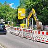 Jetzt tut sich an der Baustelle Friedrich-Ebert-Straße etwas. Material liegt vor, Arbeiter und Maschinen arbeiten.