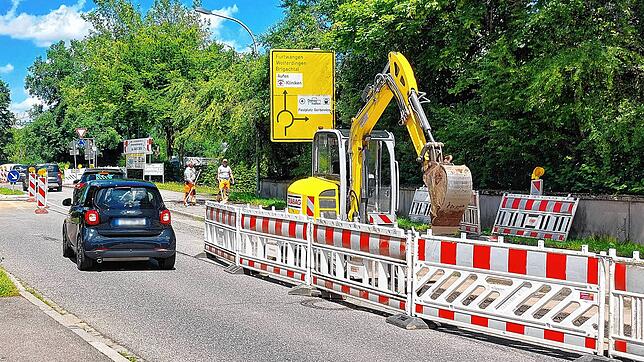 Jetzt tut sich an der Baustelle Friedrich-Ebert-Straße etwas. Material liegt vor, Arbeiter und Maschinen arbeiten.