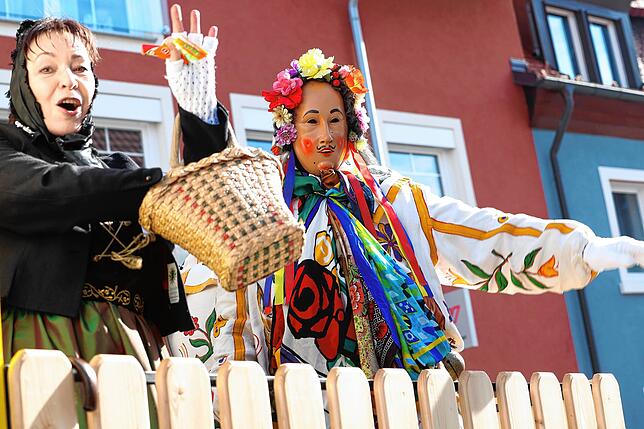 Bild 16: Tausende feiern beim Fasnachts-Umzug durch die Innenstadt