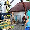 Mit einer Vakuumglocke, die für bis zu 650 Kilogramm zugelassen ist, bringt Jürgen Greschner eine Glasplatte zur Montage für das Dach ...