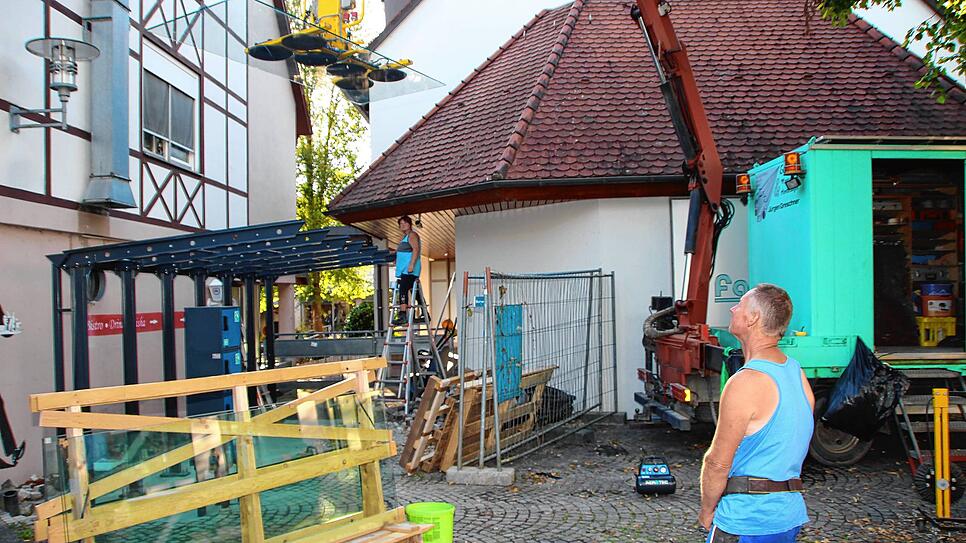 Mit einer Vakuumglocke, die für bis zu 650 Kilogramm zugelassen ist, bringt Jürgen Greschner eine Glasplatte zur Montage für das Dach ...
