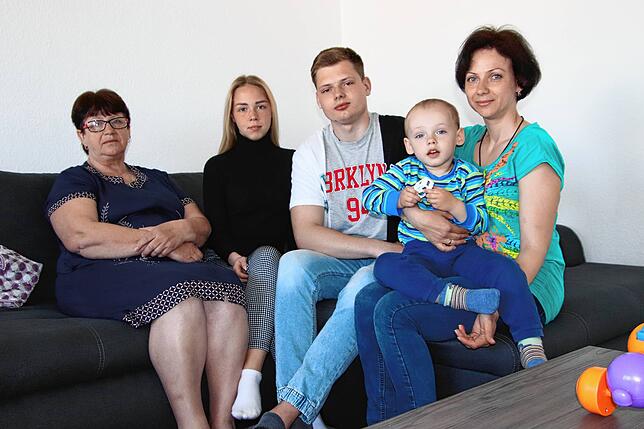 Evgeniy Parfonov, 18, (3. von links) ist mit Großmutter Liudmyla Klochok, 63, Mutter Viktoriia Parfonova, 39, und seinem kleinen Bruder ...