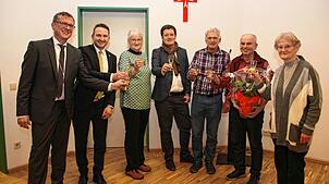 Bürgermeister Joachim Grüner, Bundestagsabgeordneter Volker Mayer-Lay, Ingrid Restle vom Gemeindeteam der Katholischen Pfarrgemeinde ...