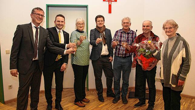 Bürgermeister Joachim Grüner, Bundestagsabgeordneter Volker Mayer-Lay, Ingrid Restle vom Gemeindeteam der Katholischen Pfarrgemeinde ...