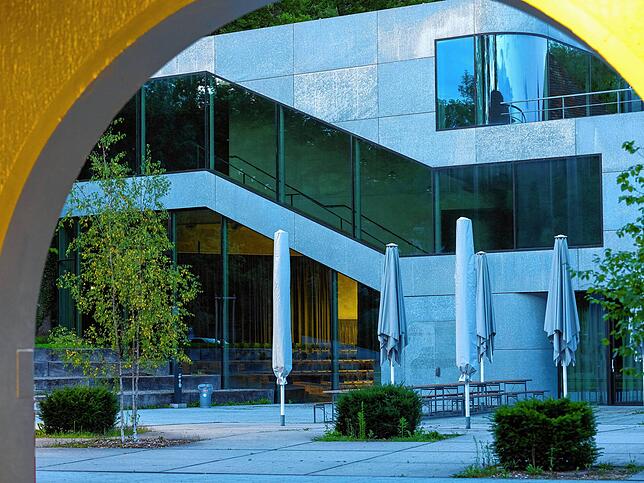 Der Campus der Zeppelin Universität am Fallenbrunnen verbindet Moderne mit Kaserne.