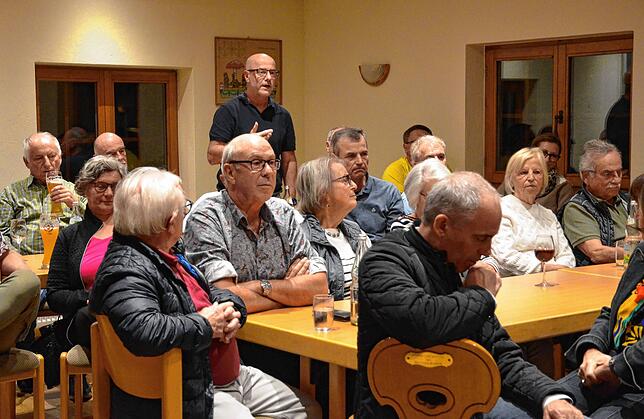 Umweltgruppe-Fraktionschef Joachim Mutschler (stehend) verteidigt den Gemeinderat und die Stadtverwaltung.