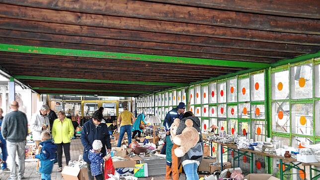 Bei der Warentauschbörse des Roten Kreuzes herrscht auf dem Außengelände der Weiherdammschule reger Betrieb. Unzählige gebrauchte ...