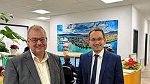 Bürgermeister und Aufsichtsratschef Alexander Guhl mit dem MVZ-Geschäftsführer Alexander Kaiser im Empfangsbereich des MVZ.