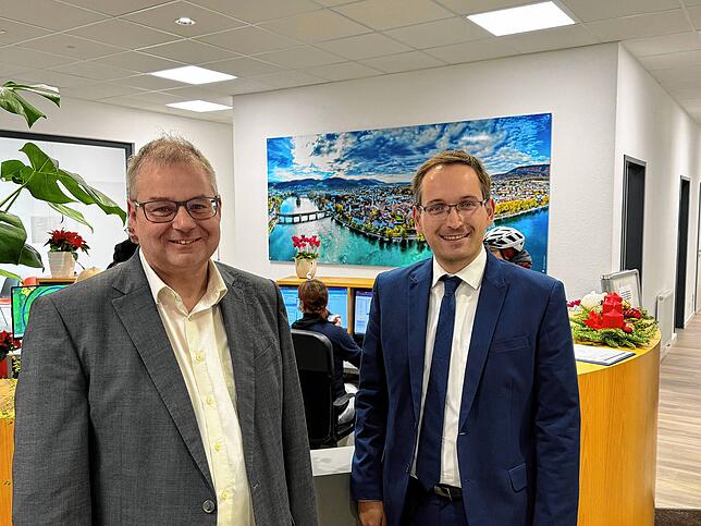Bürgermeister und Aufsichtsratschef Alexander Guhl mit dem MVZ-Geschäftsführer Alexander Kaiser im Empfangsbereich des MVZ.