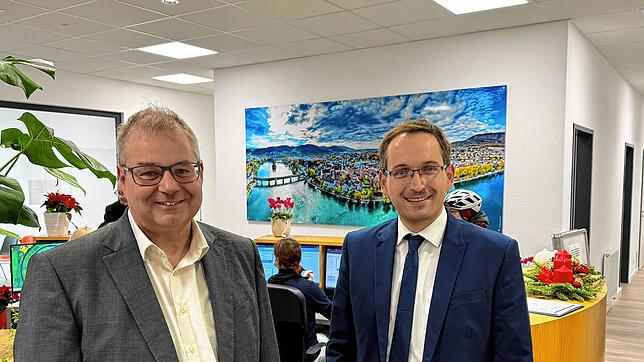 Bürgermeister und Aufsichtsratschef Alexander Guhl mit dem MVZ-Geschäftsführer Alexander Kaiser im Empfangsbereich des MVZ.