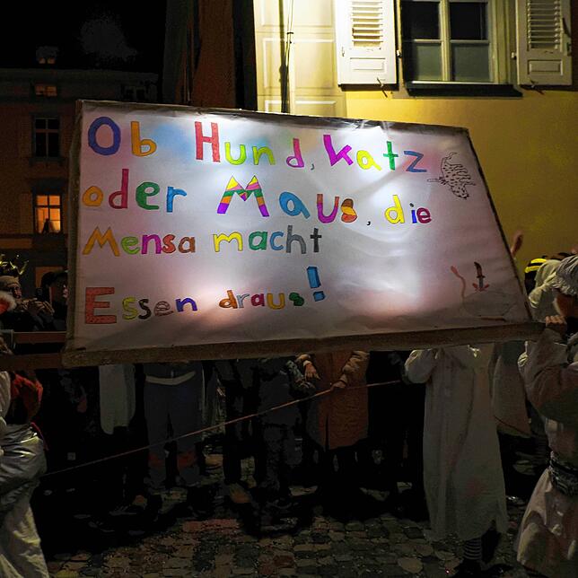 (Archivbild von 2024) Beim Hemdglonker-Umzug durch die Niederburg tragen Schülerinnen und Schüler Banner mit Spottversen durch die Gassen.