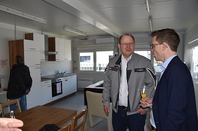 Der Rettungswachenleiter Thomas Mengel führte unter anderem Bürgermeister Benjamin Mors durch die Containerrettungswache.