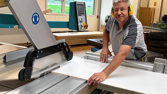 Die Format-Kreissäge ist eine der wichtigsten Maschinen für Schreiner wie Ekkehard Meroth. Seit seiner Ausbildung haben sich die ...
