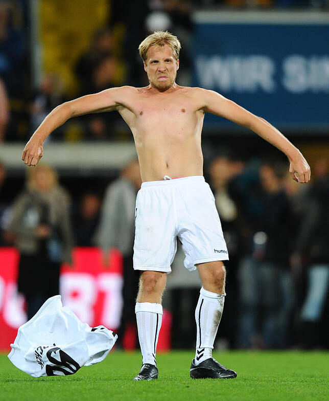 Entertainer Oliver Pocher riss sich am 12.09.2012 im glücksgas stadion in Dresden im Rahmen eines Benefiz-Fußballspiels nach dem Spiel ...