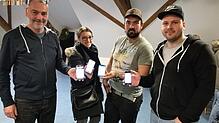 Sie haben die neue App natürlich schon auf ihren Handys (von links): Stefan Sulzmann (Ratsmitglied und Vereinsheimwirt), Daniela Frei ...