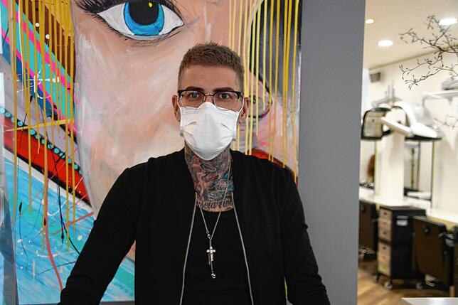 Der 41-Jährige in seinem Friseursalon in der Hüfinger Hauptstraße. Bis zum 1. März bleibt das Geschäft noch geschlossen. Doch Giammarino ...