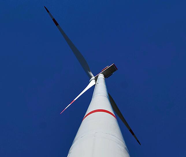 Knapp 150 Meter hoch ist der Mast der drei Windräder.