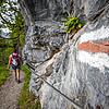 Der Weg zwischen dem Gasthaus Aescher und dem Seealpsee im ostschweizerischen Alpsteingebirge. Die weiß-rot-weiße Markierung an der ...