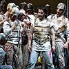 Er ist stets bereit, in den Heldentod zu gehen: Ernani (Saimir Pirgu, Mitte) inmitten einer Truppe von Kämpfern (Prager Philharmonischer ...