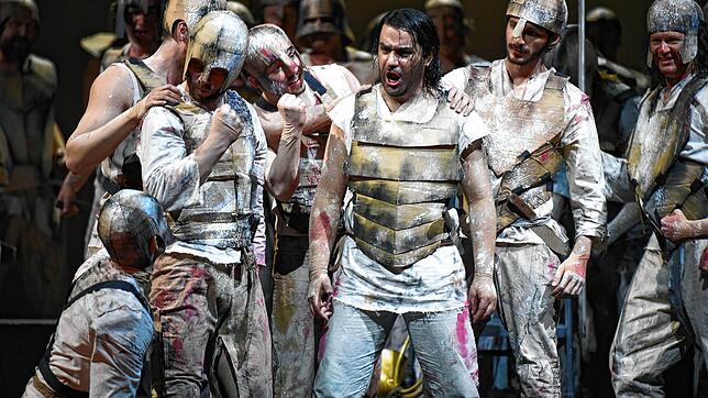 Er ist stets bereit, in den Heldentod zu gehen: Ernani (Saimir Pirgu, Mitte) inmitten einer Truppe von Kämpfern (Prager Philharmonischer ...