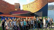 Die Musikschüler aus Salem und Markdorf vor der Kulisse der Bregenzer Festspielbühne. Bild: Margit Koch-Schmidt/Musikschule