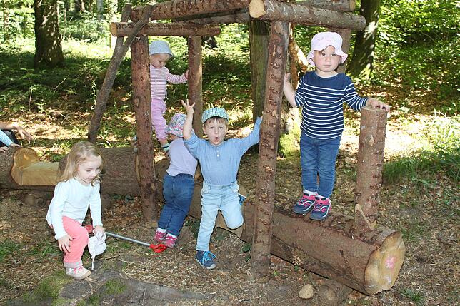Gleich geht die Zugfahrt los (von links): Tessa, Lara, Mara-Carla, Jonathan und Maia-Ida von den Waldkindern des Mehrgenerationenhauses ...