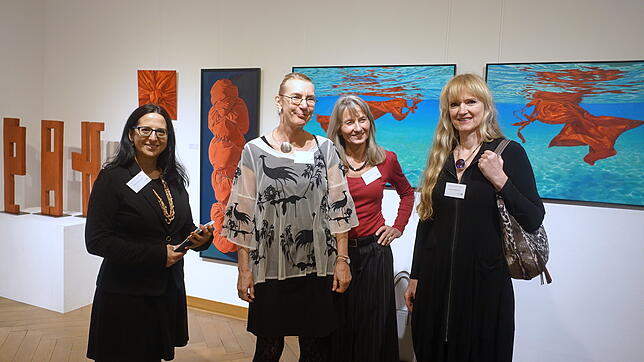 Gruppenbild mit Damen (von links): Kuratorin Elena Romanzin, Marga Golz, Christine Reinckens und Andrea Berthel im roten Raum der ...