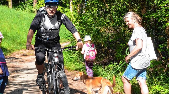 Längst nicht alle Biker fahren so vorsichtig wie dieser junge Mann, weiß Martina Brutsch (rechts) zu berichten.