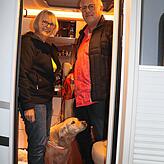 Irene Wisko und Rudolf Bross aus Ravensburg mit ihrer Hündin beim &bdquo;Wo-Mo-Dinner&ldquo;.