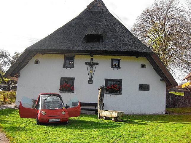 Der Schwarzwald als High-Tech-Land: Ein Hotzenblitz vor dem Klausenhof bei Ibach.