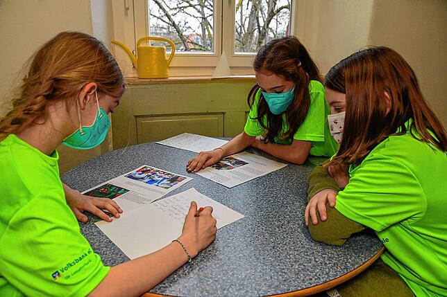 Zu Beginn jedes Radiobeitrags steht die Recherche. Lilith (von links), Zoe und Greta recherchieren zum Thema Fasnet und haben sich dafür ...