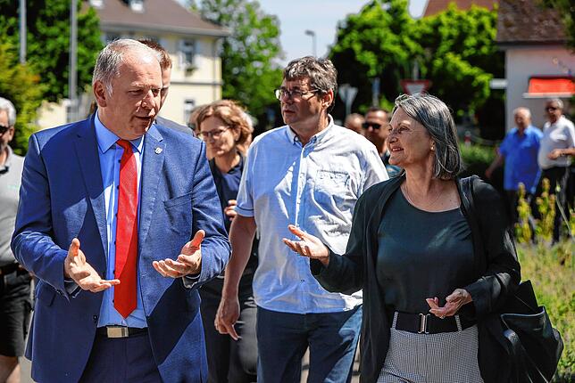 Die eine gibt, der andere nimmt: Böhringens Ortsvorsteher Bernhard Diehl im Gespräch mit Regierungspräsidentin Bärbel Schäfer, die mit ...