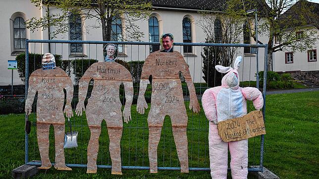 Kreativer Maischerz: Dargestellt sind die vier letzten Ortsvorsteher Kurts Stulz mit Schaufel und Handbesen (Hinweis für seine ...