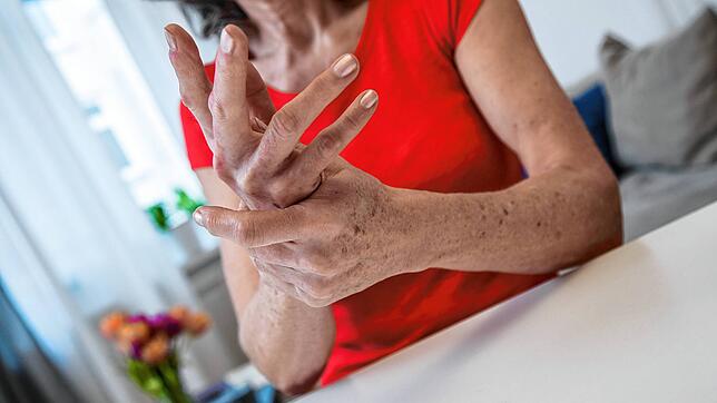 Wenn die Finger nach dem Schlafen steif sind und schmerzen, kann die sogenannte Fingerpolyarthrose schuld sein.
