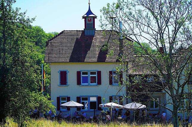 Die Turmuhr und insbesondere das stützende Gebälk war in die Jahre gekommen. Inzwischen wurde der restaurierte Turm wieder auf das ...