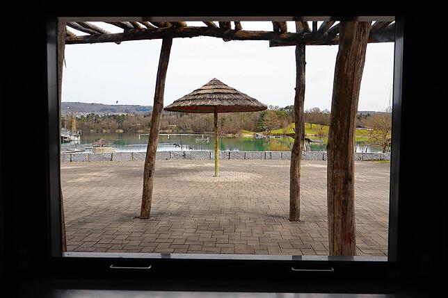 Der Ausblick aus einem der Ausgabefenster: Serafettin Avci freut sich über seinen neuen Arbeitsplatz am Salemer Schlosssee.